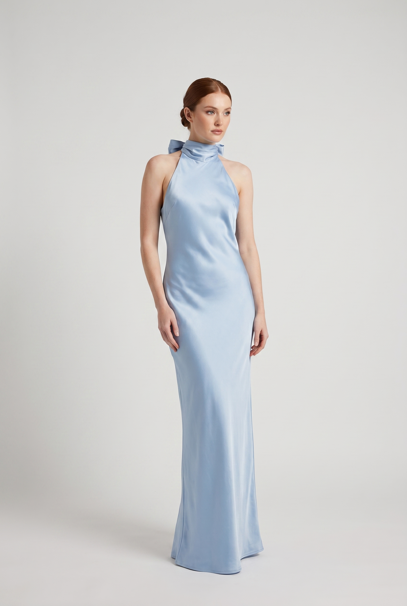 sukienka-maxi-halter-z-odkrytymi-plecami-na-wesele