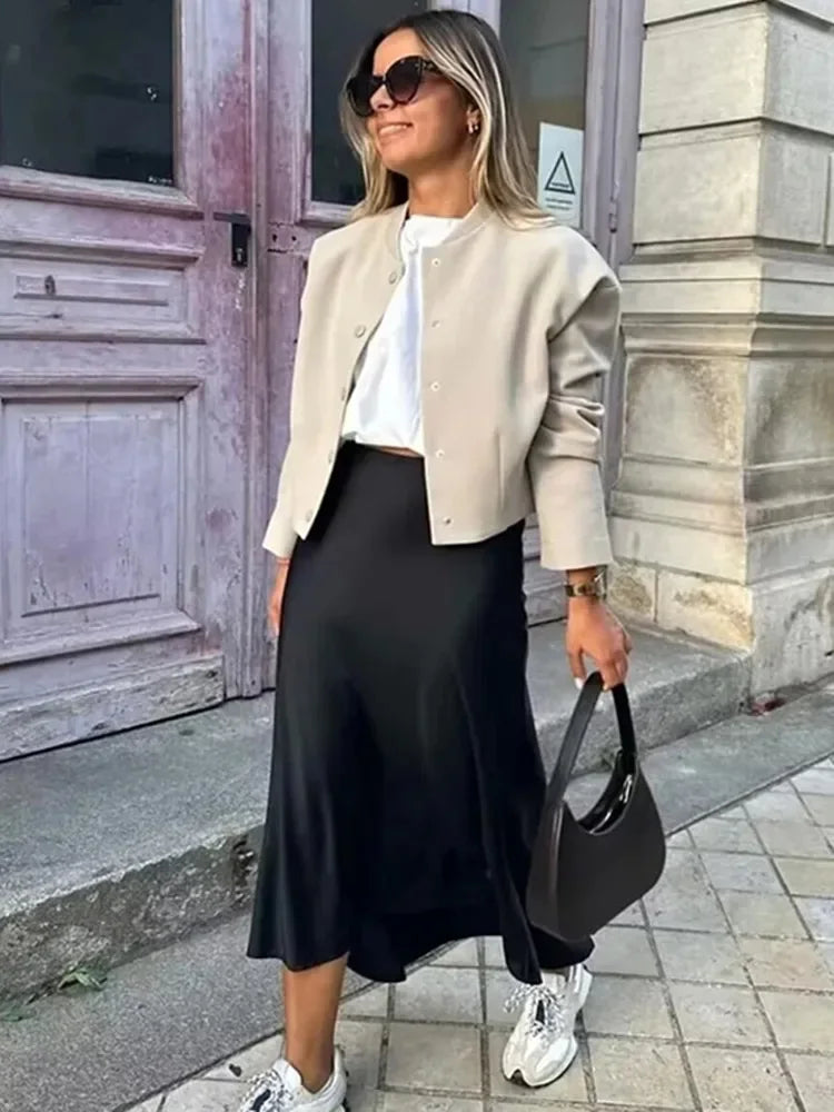 Czarna Satynowa Spódnica – Elegancki Długi Krój na Każdą Okazję 1