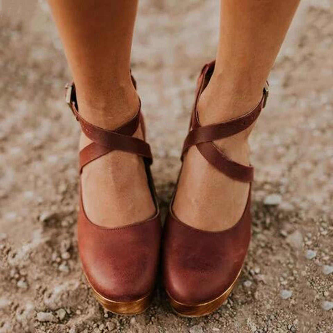 Eleganckie szpilki na koturnie – zakryte palce i pasek na kostkę dla komfortu i stylu 3