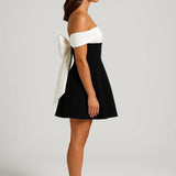 Stylowa Sukienka Mini – Odsłonięte Ramiona na Wesele 1