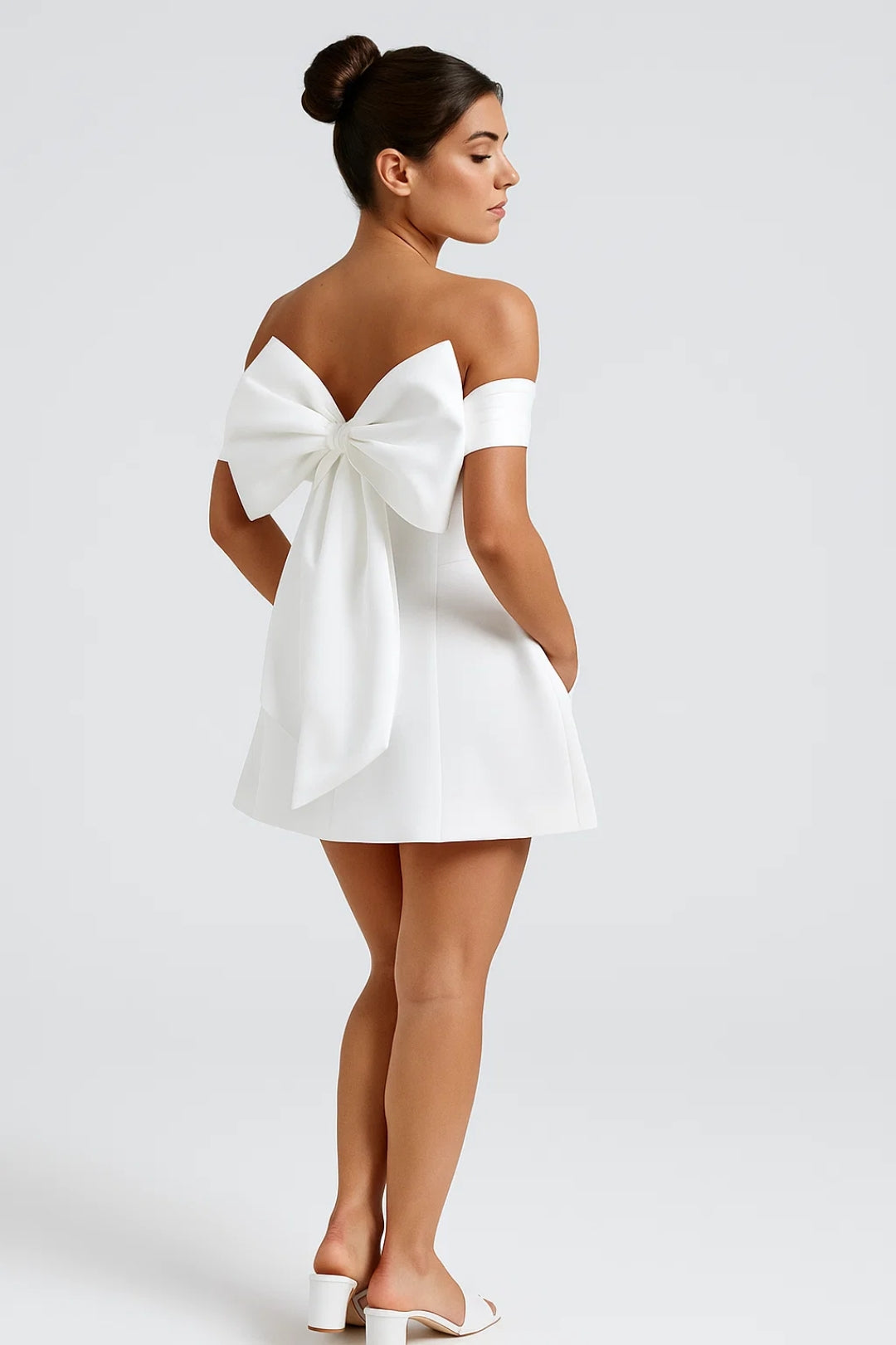 Stylowa Sukienka Mini – Odsłonięte Ramiona na Wesele 4