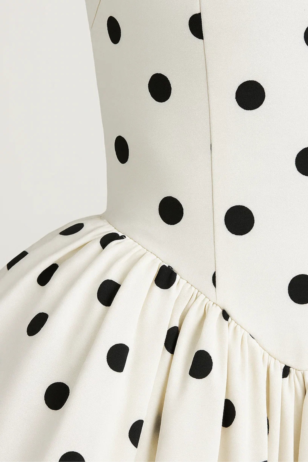 Stylowa Sukienka Mini – Wiązany Dekolt i Bufiaste Spódnice 3