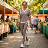 Stylowy Zestaw Casual – Kontrastowy Dekolt i Wygodne Spodnie 4
