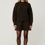 Stylowy Zestaw Damski – Ciepły Sweter i Spódnica na Chłodne Dni 1