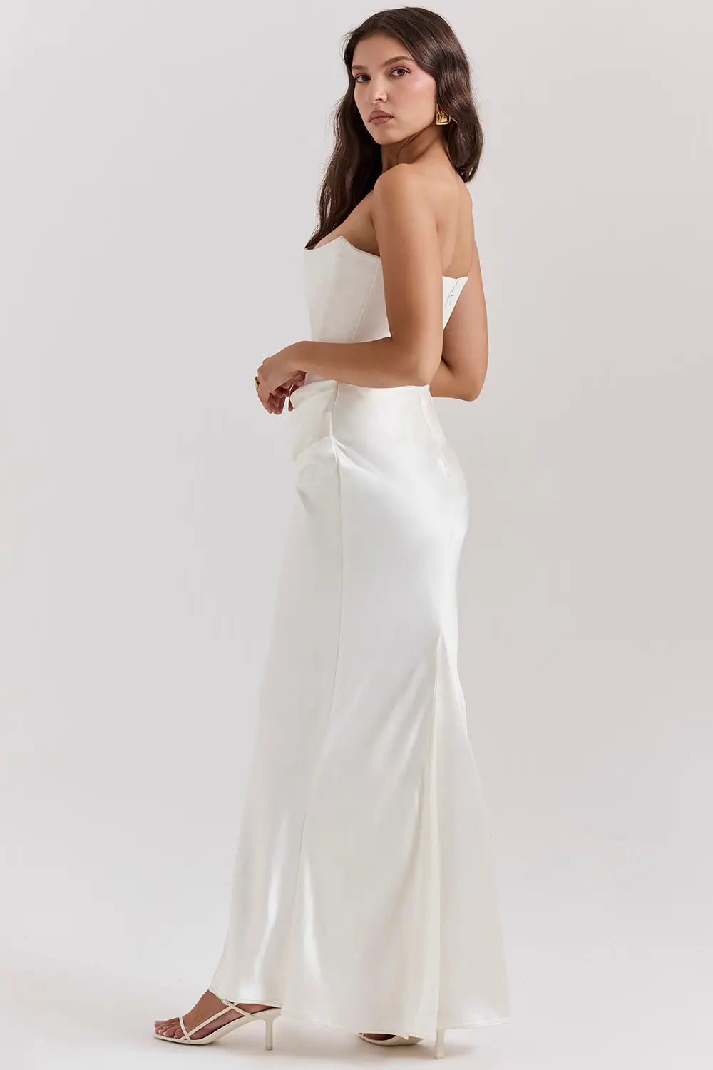 Sukienka Maxi – Elegancki Dekolt Bez Ramiączek na Wesele 8
